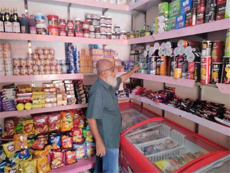 صناعة البريقة بعدن يُحيل مخالفاً لعدم إشهار الأسعار للنيابة ويُشرف على توزيع 200 أسطوانة غاز بـ 