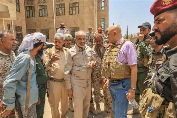 الفريق الصبيحي يطلع على الأوضاع الميدانية والعسكرية في تعز ويشدد على الجاهزية اليقظة العالية