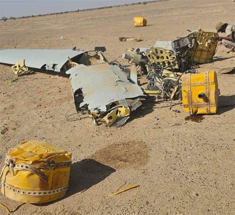 الدفاعات الجوية تُسقط طائرة حوثية مجنّحة في سماء الجوف