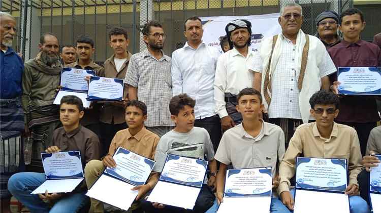 تكريم الطلاب الأوائل والمعلمين المتميزين والداعمين للتعليم بثانوية خالد بن الوليد بيافع رُصُد
