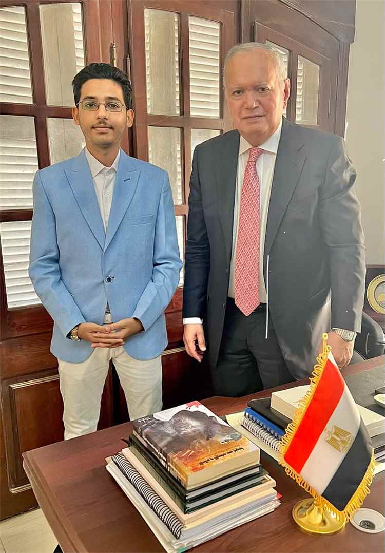 لقاء يجمع الناشط عبدالرزاق باخبيرة بوزير الخارجية المصري الأسبق محمد العرابي