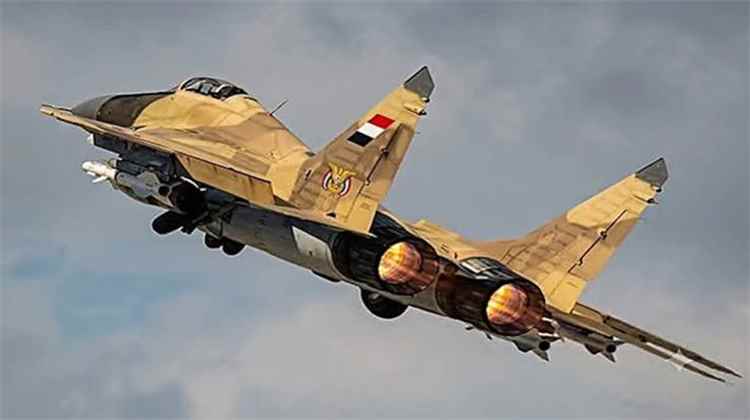 64 غارة جوية خلال 24 ساعة تستهدف مواقع وتحركات الحوثيين في تعز والحديدة ومأرب والجوف
