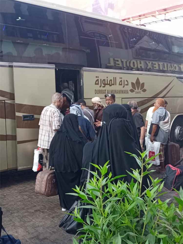 زميلان من جمعية الأمل للمكفوفين بأبين يغادران إلى الأراضي المقدسة لأداء مناسك العمرة