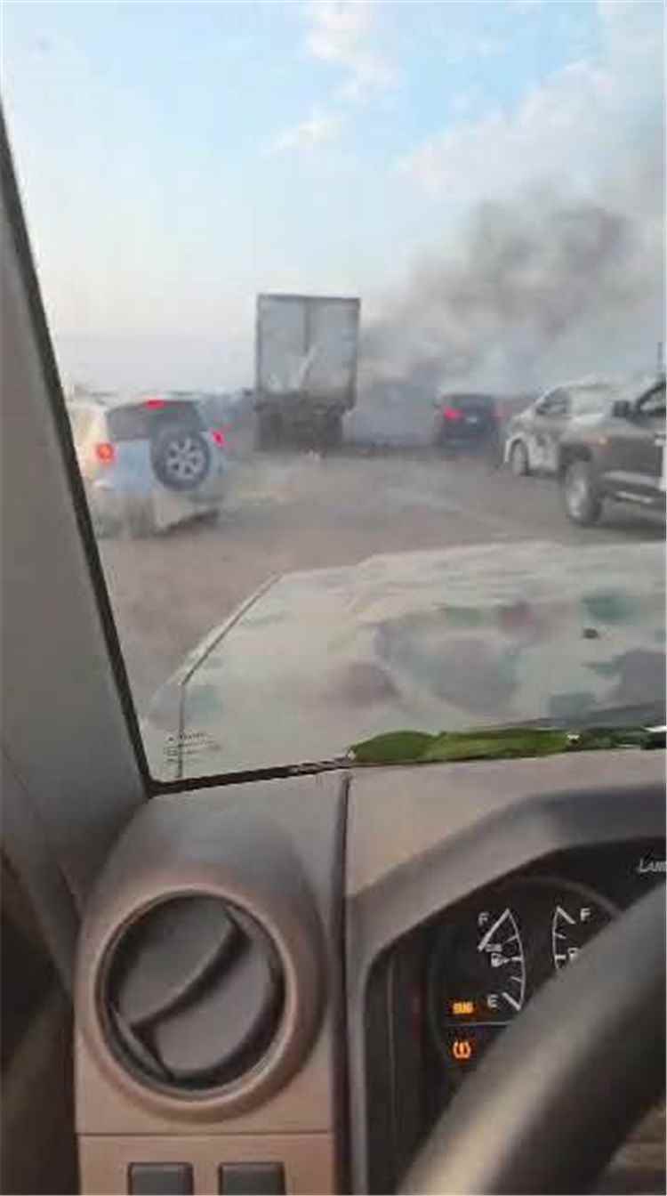 صاروخ حوثي يستهدف قافلة نازحين في طريقها إلى عدن ويخلّف مجزرة مروعة
