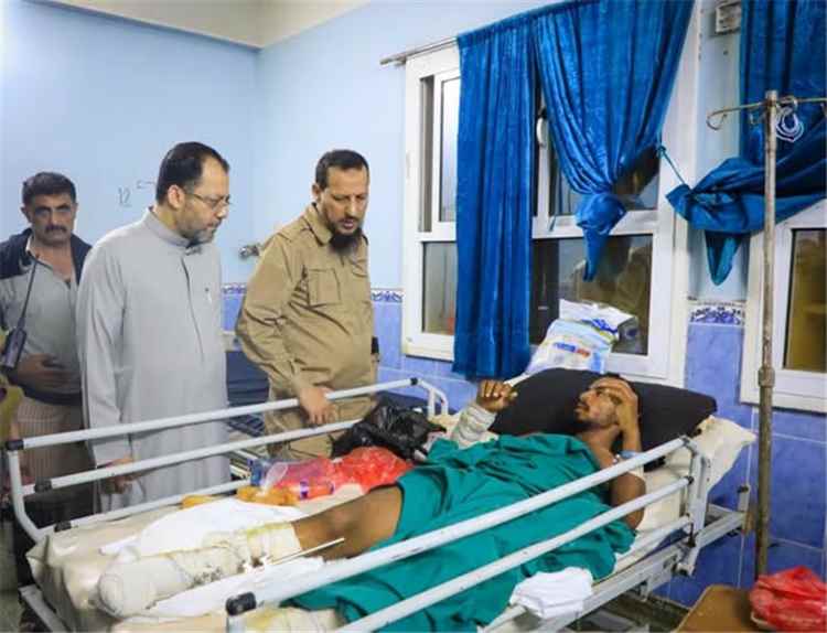 شيخ والكاف يتفقدان جرحى التصعيد الحوثي بمستشفى الجمهورية
