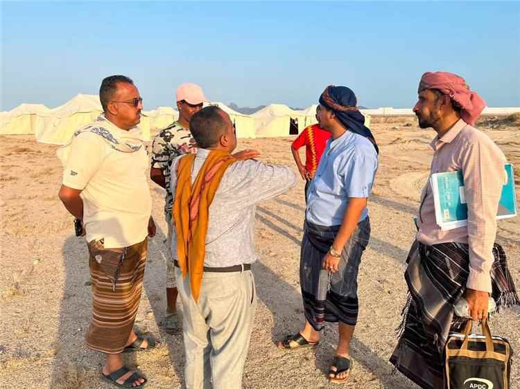 السقاف والصوفي يتفقدان أوضاع النازحين واحتياجاتهم في مخيم رأس عمران بالعاصمة عدن