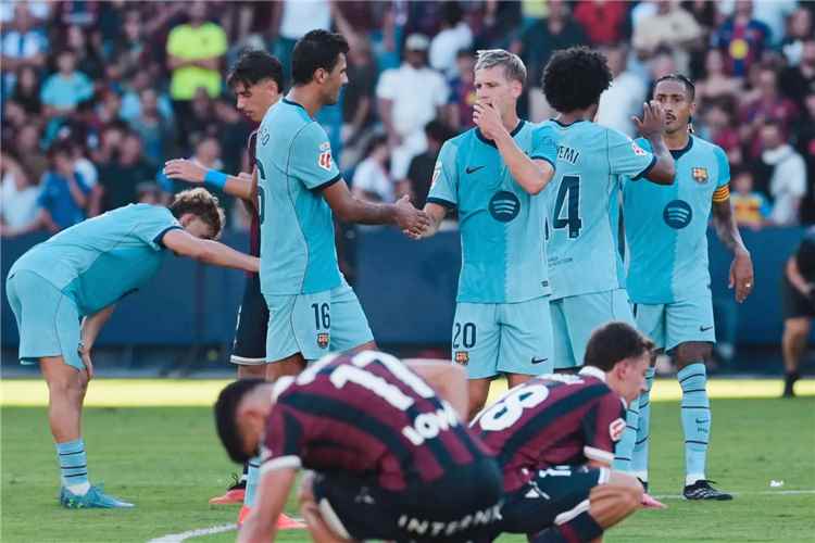 مدرب ليفانتي يسخر بعد رباعية برشلونة: "لا نستطيع حجب الشمس"