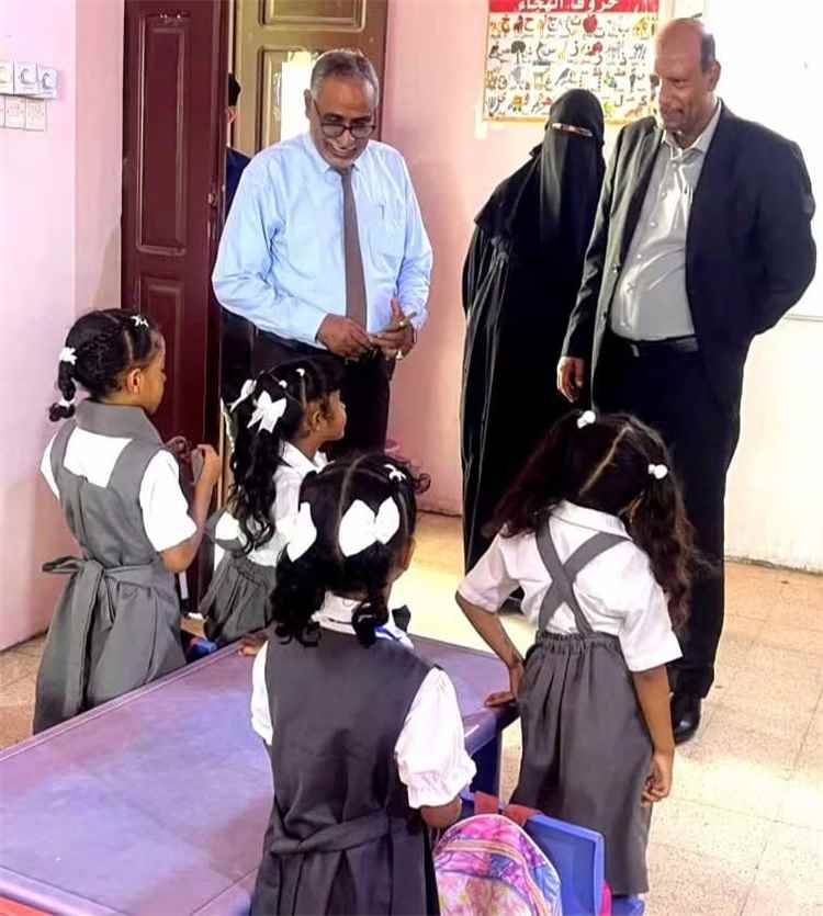مدير عام المكلا يدشن العام الدراسي الجديد لرياض الأطفال بالمديرية