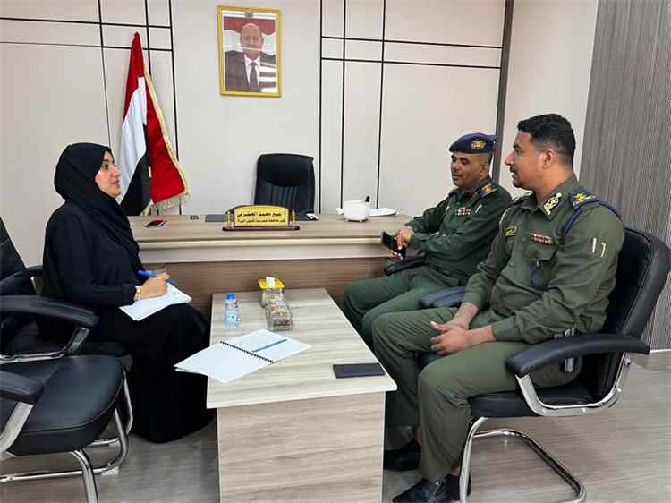 وكيلة حضرموت تبحث تطوير قدرات قسم مكافحة جرائم الابتزاز الإلكتروني بالمكلا