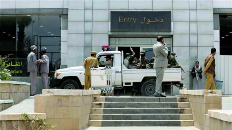 عاجل.. وصول طائرتين إلى مطار صنعاء لنقل جرحى من قيادات حوثية