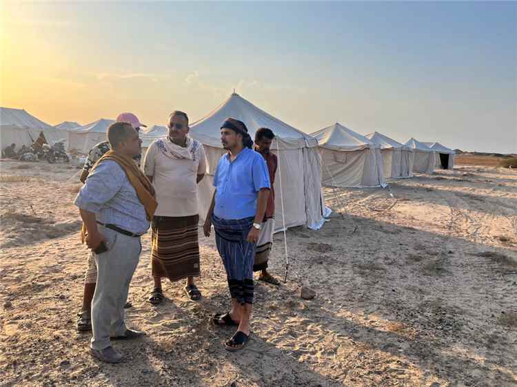 السقاف والصوفي يتفقدان أوضاع النازحين واحتياجاتهم في مخيم رأس عمران بالعاصمة عدن