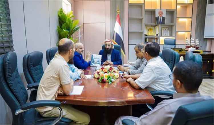وزير الأوقاف والإرشاد يناقش مع لجنة الإصلاحات الإدارية والمالية خطة الإصلاح والتطوير المؤسسي
