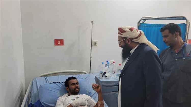 وزير الأوقاف والإرشاد يتفقد أوضاع جرحى موظفي الوزارة والقوات المسلحة في عدن