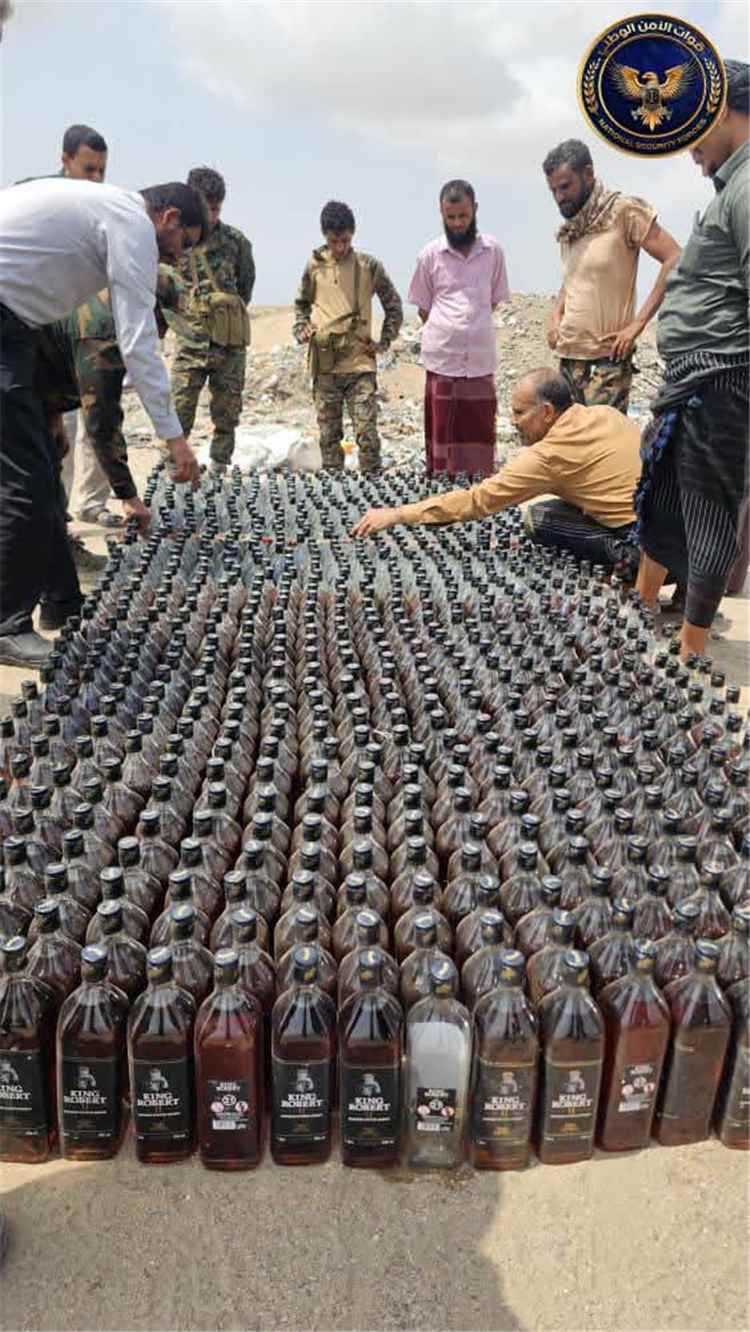 قوات الأمن الوطني والنيابة تتلف 885 زجاجة خمور ضُبطت في الصبيحة بلحج