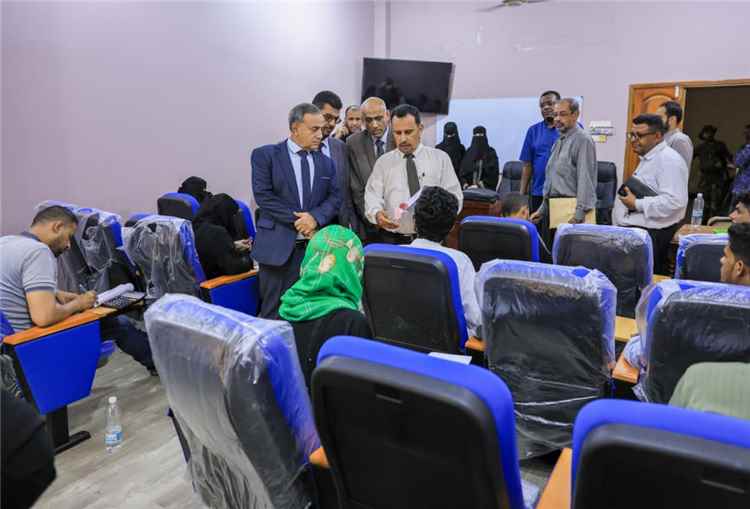 رئيس جامعة عدن يتفقد امتحانات مفاضلة الماجستير ويبحث استحداث دكتوراه المحاسبة في العلوم الإدارية