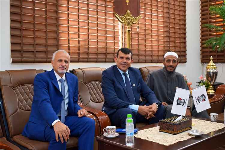 وكيل وزارة الصحة يتفقد التعليم والخدمة المجتمعية بطب أسنان جامعة عدن
