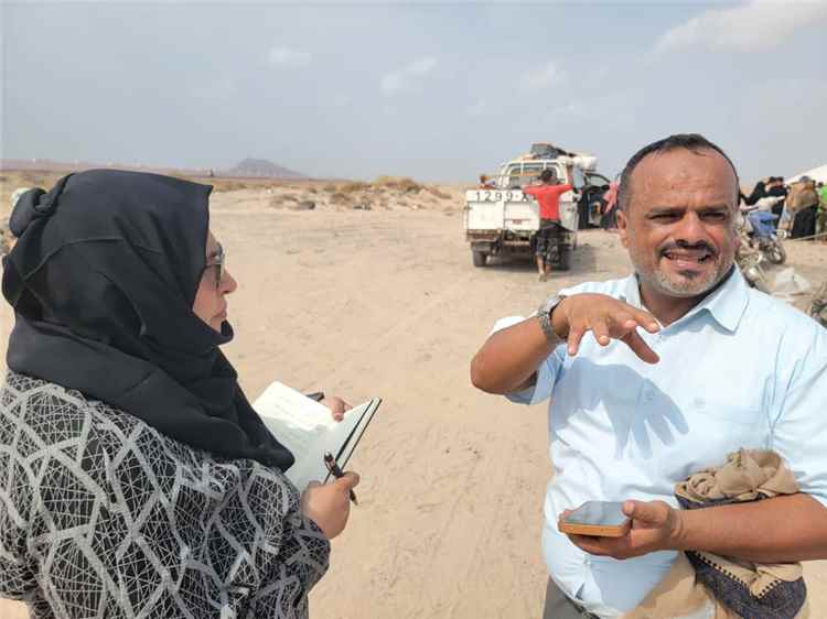 السباعي تتفقد مخيم الفردوس وتبحث ترتيبات افتتاح عيادة صحية للنازحين بعدن