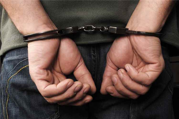 ضبط متهم بسرقة نصف مليون من سيارة مذيع رياضي