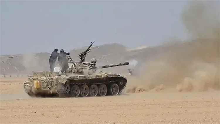 القوات المسلحة تستعيد مواقع وتنفذ غارات على تجمعات حوثية في تعز