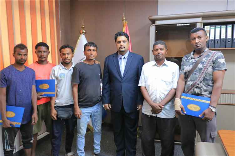 وزير التعليم الفني والتدريب المهني يكرّم عمال صندوق النظافة والتحسين تقديرًا لجهودهم في معالجة طفح الصرف الصحي بجوار ديوان الوزارة