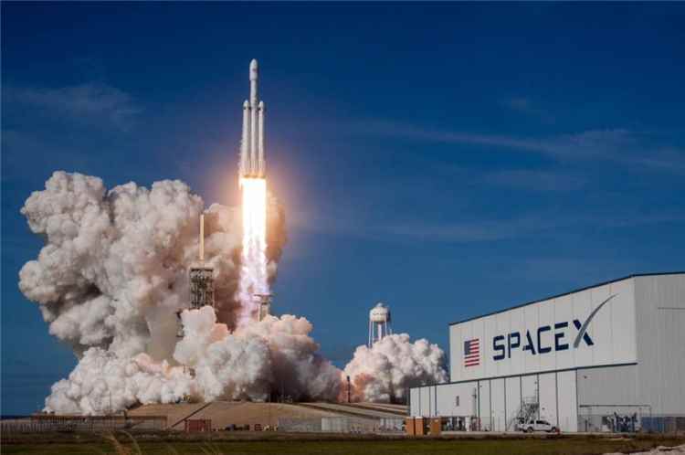 شركة space X تطلق 3 أقمار اصطناعية للاتصالات