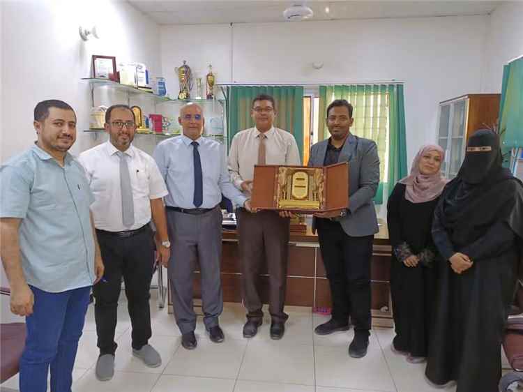 الدكتور بن نويصر يلتقي عميد كلية الطب بجامعة حضرموت لتعزيز التعاون المشترك بين الجانبين