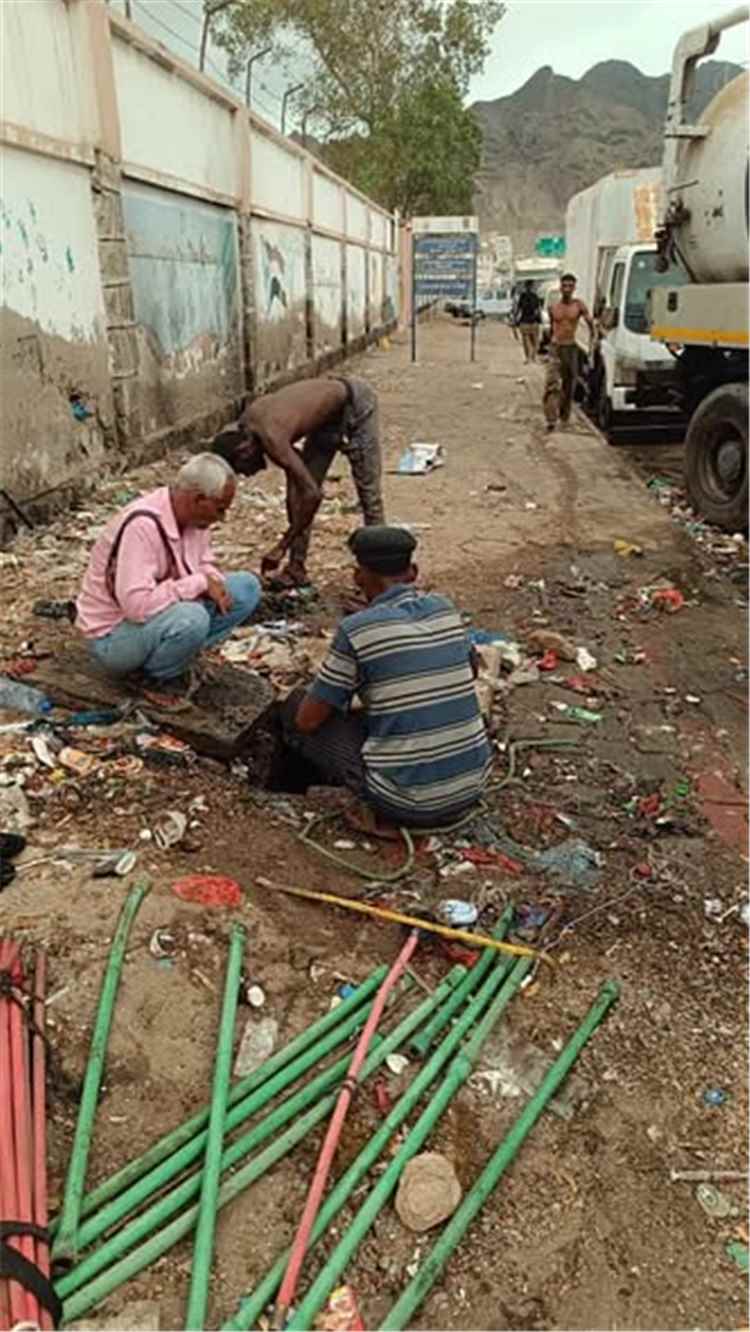 بتوجيهات مدير عام مديرية التواهي حثيثة لتحسين خدمات الصرف الصحي بالمديرية
