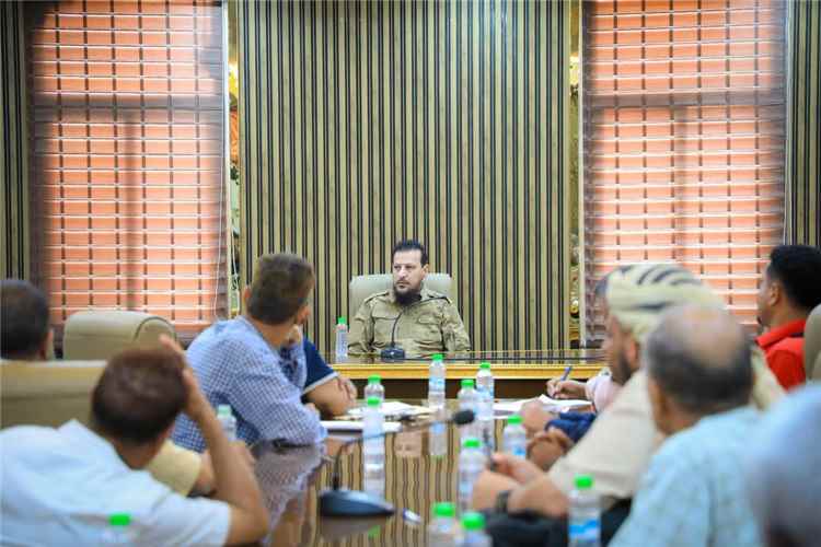 المحافظ شيخ يترأس اجتماعًا موسعًا برؤساء اللجان المجتمعية في العاصمة عدن