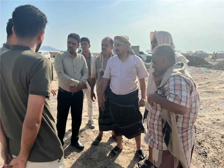 الشؤون الاجتماعية بعدن توزع سلالاً غذائية على نازحي مخيم رأس عمران