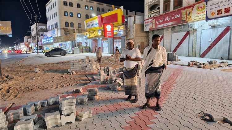 بتوجيهات المحافظ بن الوزير.. استمرار تعزيز البنية التحتية لمركز المحافظة مدينة عتق