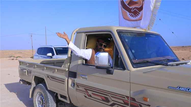 رئيس المجلس الوطني لأبناء المهرة الشيخ عائد سعد كدة يتقدم موكب سيارات بالغيضة لرفض التهميش وتداعي الخدمات ودعوة الشارع للتصعيد.