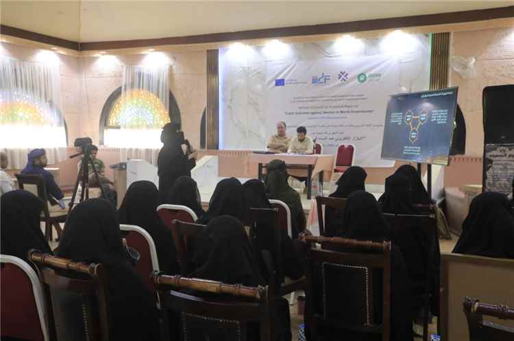 ندوة نقاشية بمأرب تشدد على ضرورة تظافر الجهود لمواجهة جريمة الإبتزاز الالكتروني ضد النساء