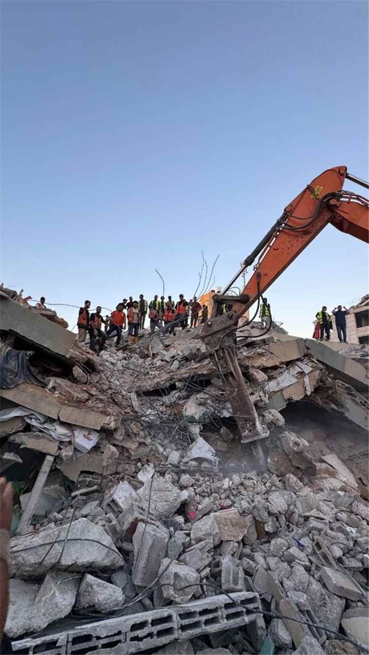 عشرات الشهداء والجرحى والمفقودين بانهيار مبنى في غزة