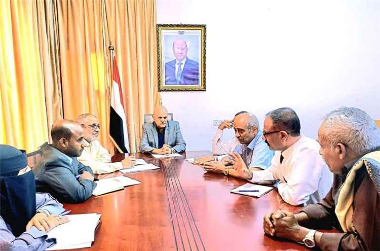 محافظ تعز يوجه بتشكيل لجنة ميدانية لتقييم احتياجات النازحين