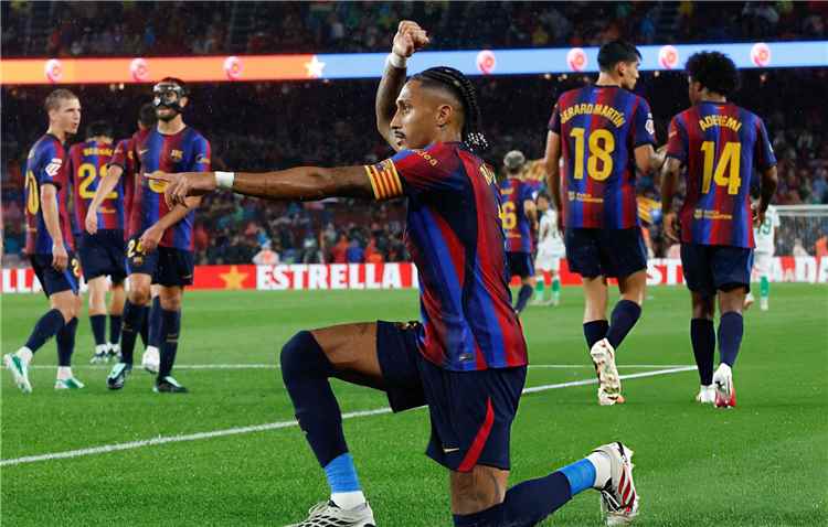 برشلونة يواصل اكتساح خصومه بسباعية أمام راسينج ويتمسك بصدارة الدوري الاسباني