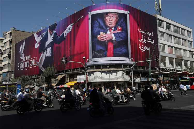 يمنيون يفرون على قوارب مع اتساع رقعة الحرب بالشرق الأوسط
