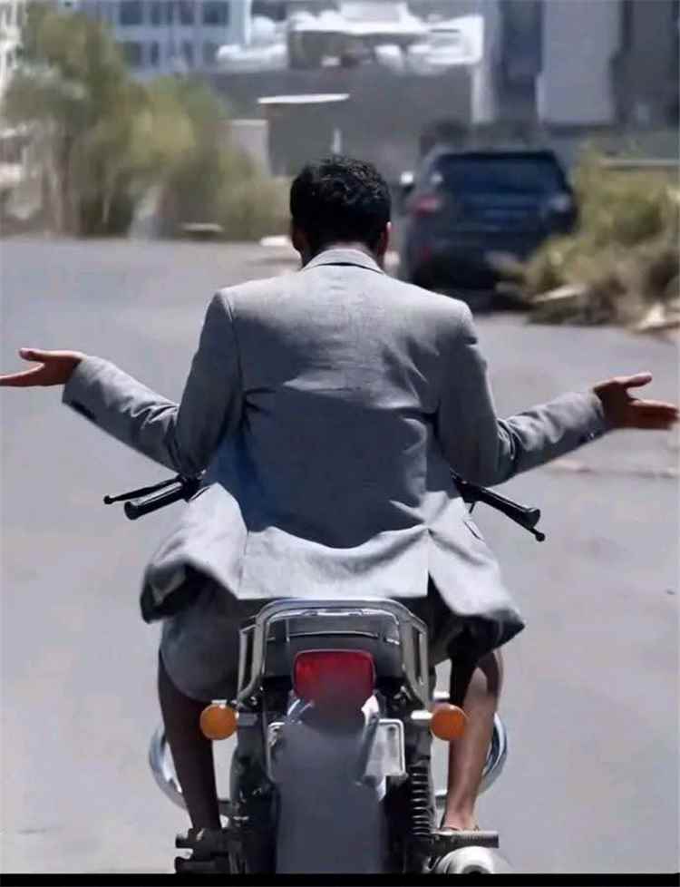 مشهد مؤلم لرجل يبكي في أحد شوارع اليمن يثير تفاعلاً واسعاً