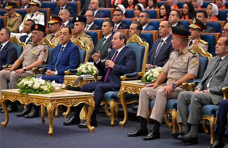 السيسي يحذر المصريين : ما حدث في 2011 لم ينته بعد .. ومصر الناجي الوحيد بالمنطقة