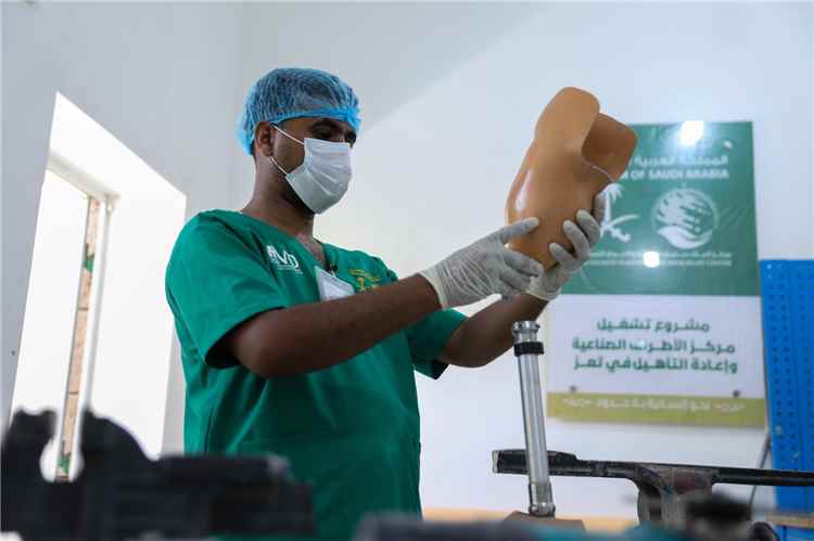 أكثر من 17 ألف خدمة تأهيلية مجانية للمصابين والمرضى في تعز منذ مطلع 2026