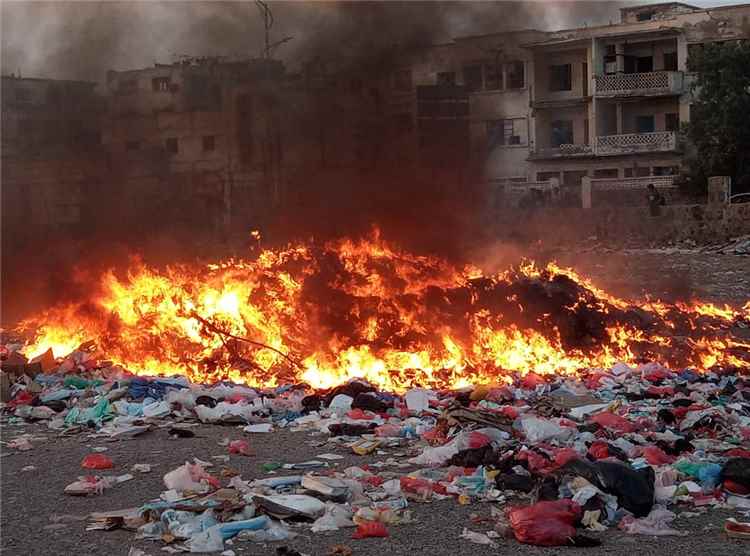 حريق في مخلفات مستشفى الجمهورية بعدن دون وقوع أضرار