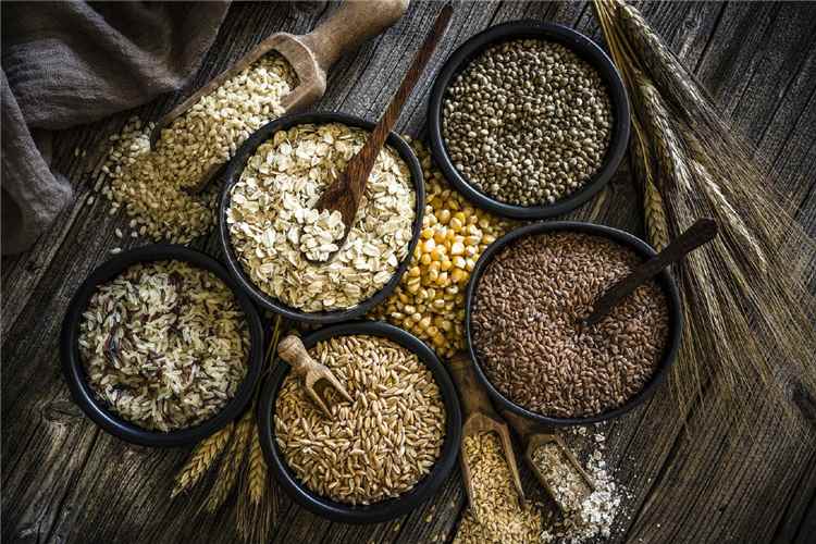 87 تجربة سريرية تكشف فوائد الحبوب الكاملة للوزن وضغط الدم والكوليسترول