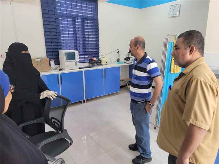 صحة البريقة" تطلع على مستوى الخدمات الصحية بمركز بئر أحمد الصحي