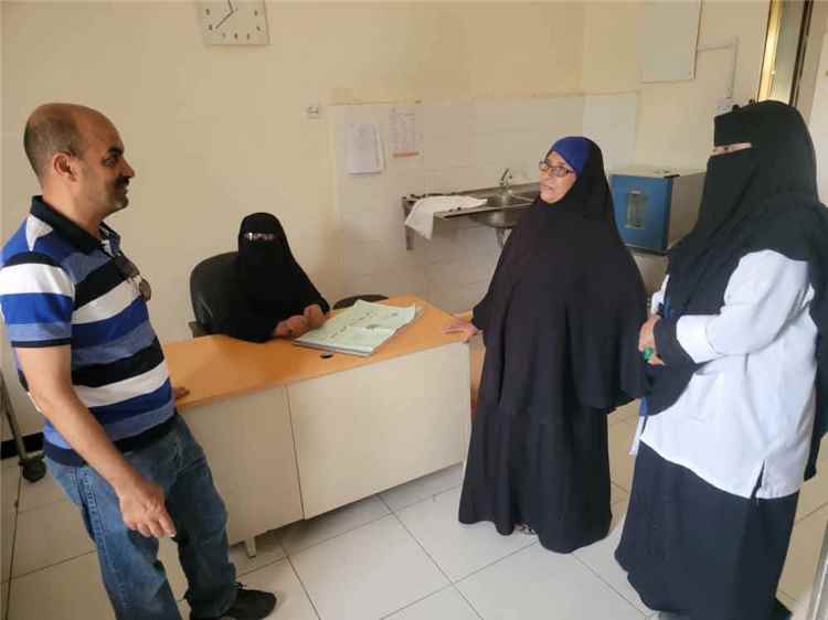 مكتب الصحة بالبريقة .. يطلع على مستوى الخدمات الصحية بمركز بئر أحمد الصحي