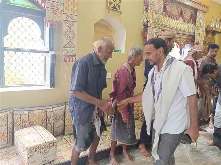 أمين عام محلي الشحر يقدم واجب العزاء لأسرة المقدم ناصر بن سالم السعيدي