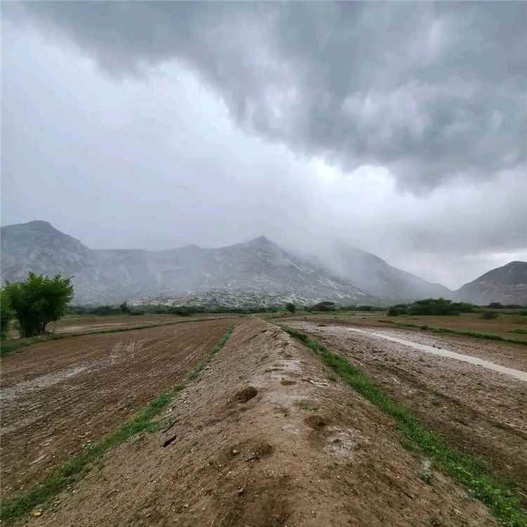 أمطار غزيرة تهطل على مديرية مودية بمحافظة أبين