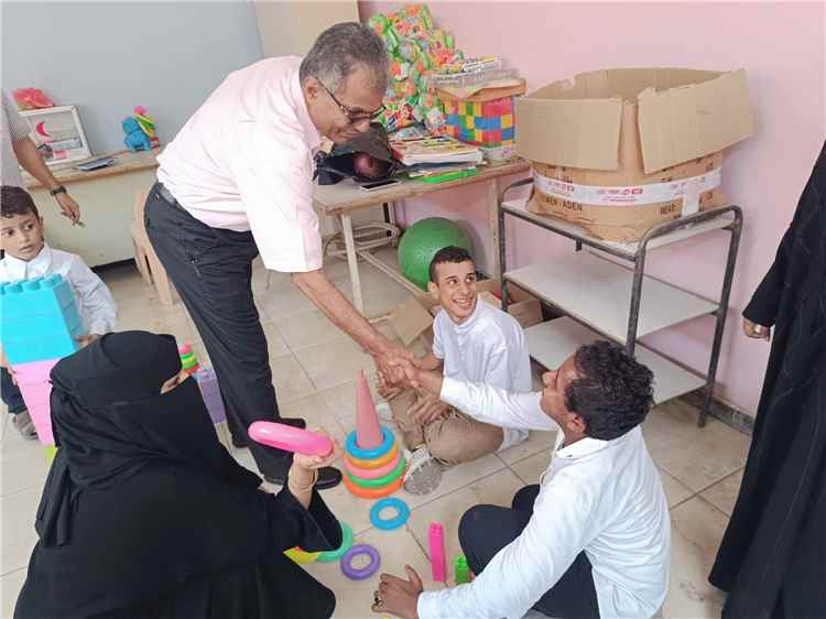 مدير عام المعلا يزور جمعية الرحمة لذوي الاحتياجات الخاصة ويطلع على برامجها التعليمية