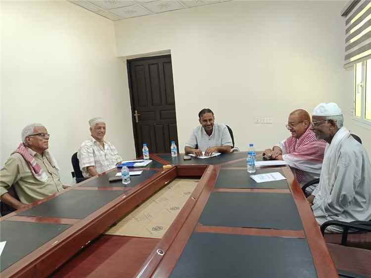 أمين عام محلي الشحر يلتقي لجنة منتدى المتقاعدين التربويين لمناقشة أهداف المنتدى وبرامج عمله المستقبلية