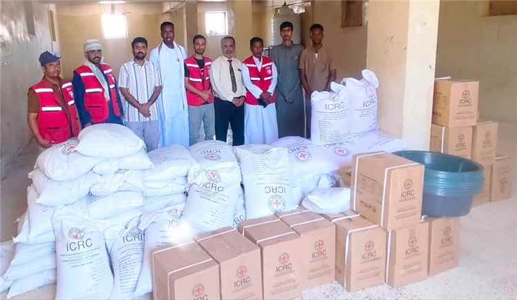 الهلال الأحمر يستجيب لمناشدة طلاب السكنات الجامعية في المهرة ويقدم سلالاً غذائية لـ330 طالبًا وطالبة