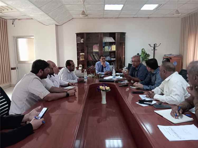 لحج: خلية الطوارئ تبحث مع منظمة الإنقاذ الدولية تعزيز التدخلات الصحية الطارئة للنازحين في رأس العارة وتبن