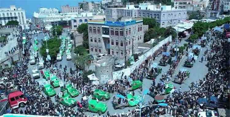 الحوثيون يشيّعون 73 من عناصرهم بينهم 25 ضابطاً.. والحصيلة المعلنة ترتفع إلى 413 قتيلاً